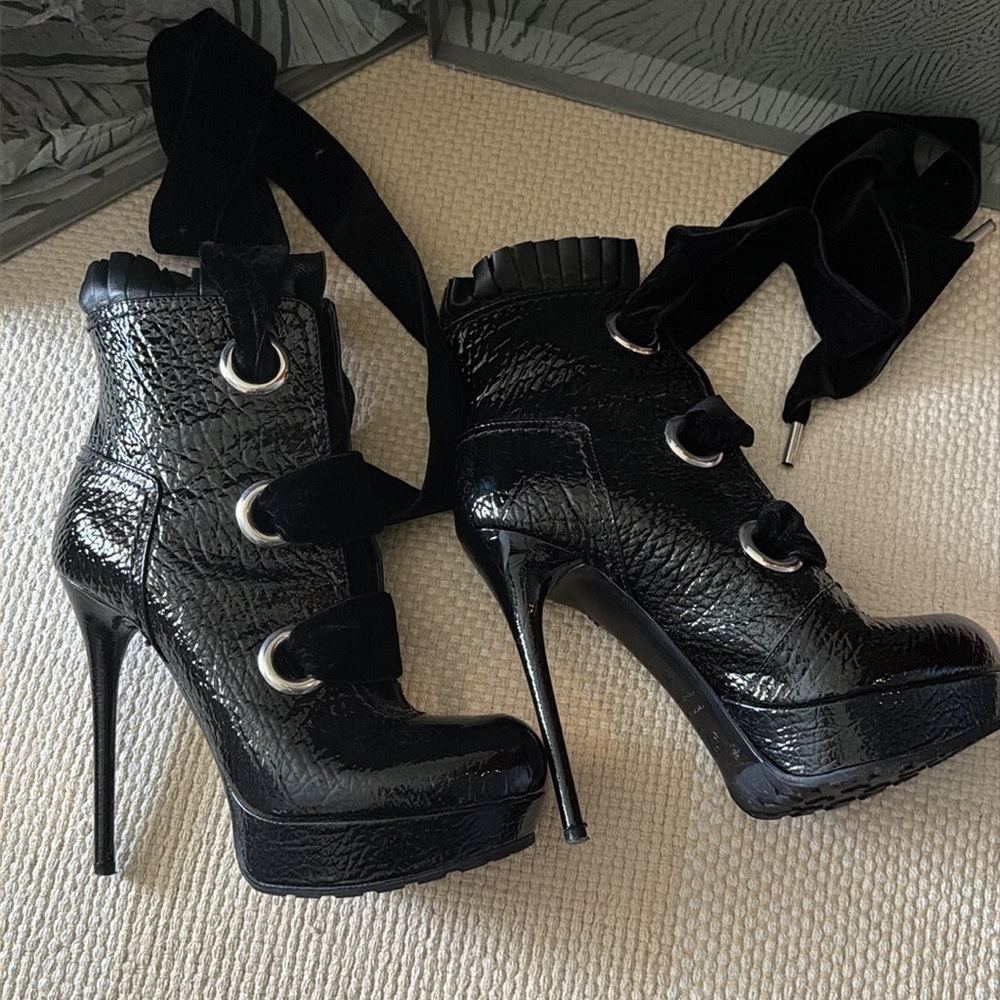 Alexander McQueen beautiful grainy patent leather. Black boots size 38